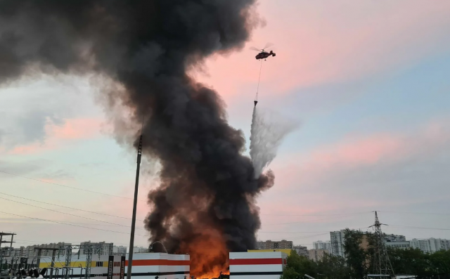 На промышленном объекте на востоке Москвы вспыхнул пожар