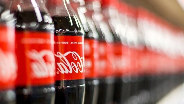 Coca-Cola рассматривает возможность использования пластиковых бутылок на фоне роста цен на алюминий