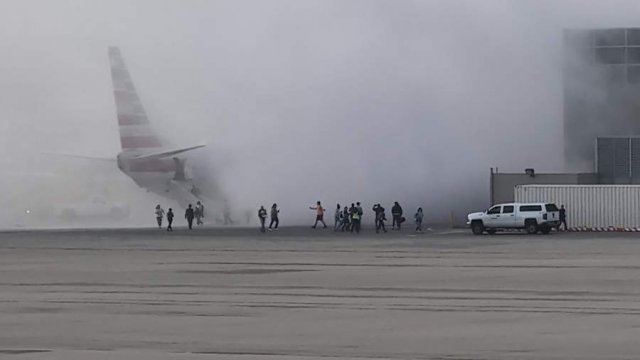 Пожар на Boeing 737 в аэропорту Денвера отправил 12 человек в больницу
