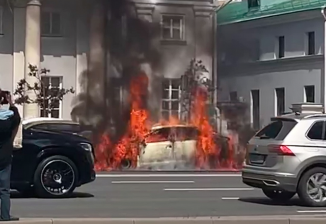 Возгорание автомобиля произошло на садовом кольце в Москве