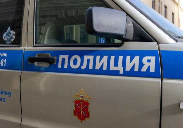 В Петербурге мужчина избил подростков, пытавшихся освободить его падчерицу из запертой квартиры