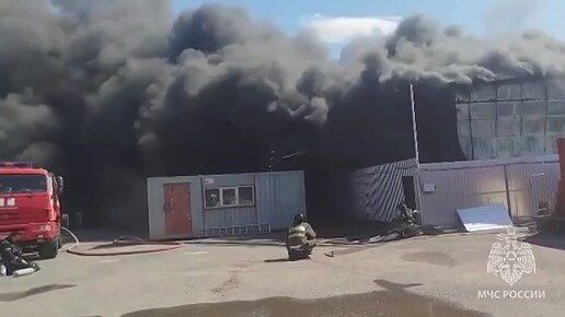 Пожар на складе мебельной фурнитуры в Астрахани удалось локализовать: тушение продолжается