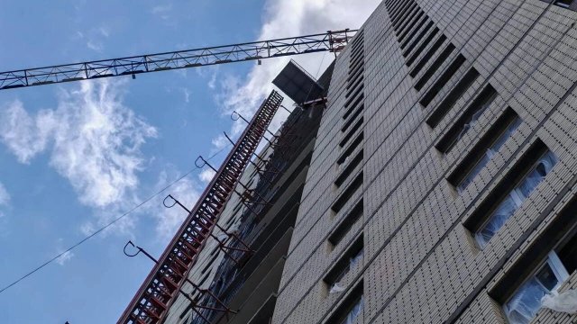 В Красноярске рабочий погиб из-за падения строительной люльки с высоты