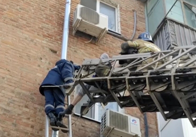 В Пермском крае пожарные спасли пожилого мужчину с карниза четвертого этажа
