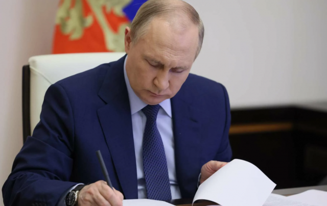 Путин утвердил закон об обязательной отчетности вузов и НИИ по работе с иностранцами