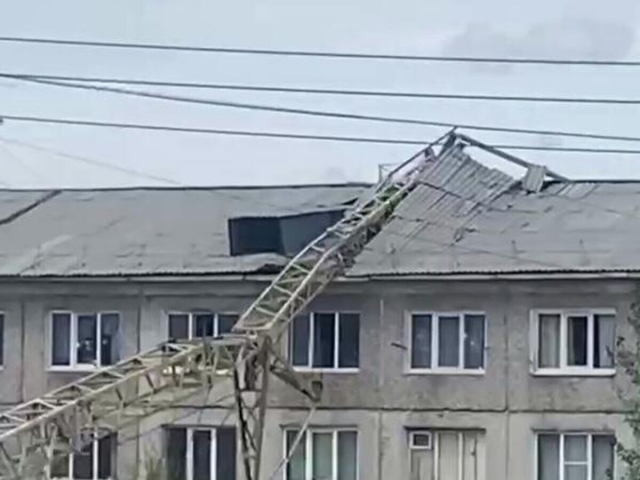 В Улан-Удэ на жилой дом обрушился подъемный кран: прокуратура начала проверку