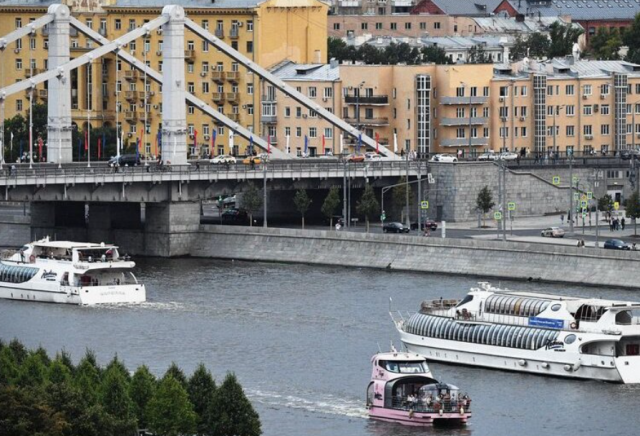 Мужчина в Москве сорвался с Крымского моста в реку