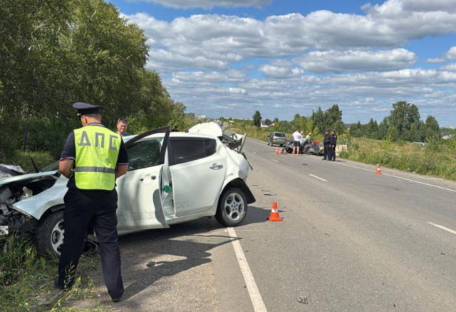 Три человека пострадали при опрокидывании автомобиля на Урале