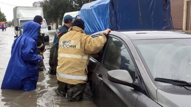 В Дагестане дядя и племянник вытащили семью из затопленного минивэна