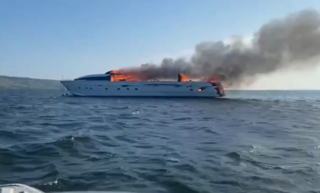 В Саратовской области загорелась яхта на Волге