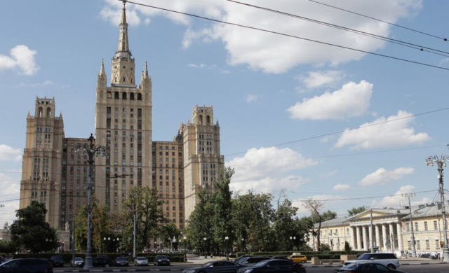 В Москве задержали двух молодых людей, взобравшихся на шпиль сталинской высотки