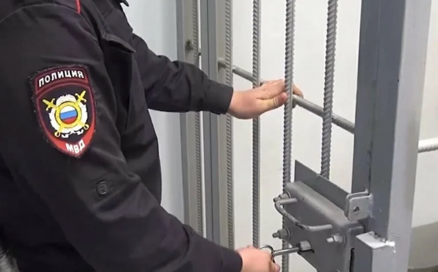 В Новой Москве задержанный за незаконный оборот оружия напал на сотрудников полиции прямо в отделе