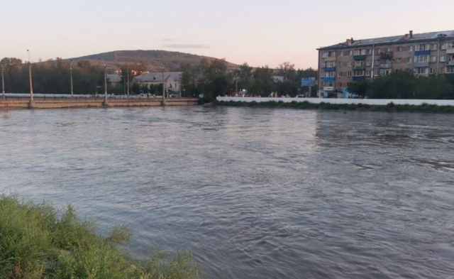 В Чите временно закрыли движение по мосту через реку Читу из-за паводка