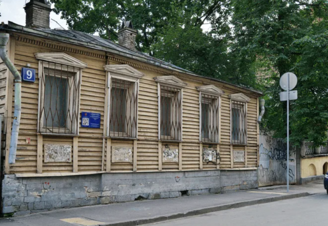 В Москве подходит к концу реставрация деревянного сруба дома братьев Топлениновых.