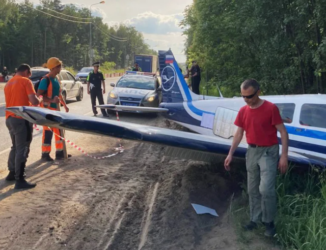 Легкомоторный самолет экстренно приземлился в поле в Подмосковье