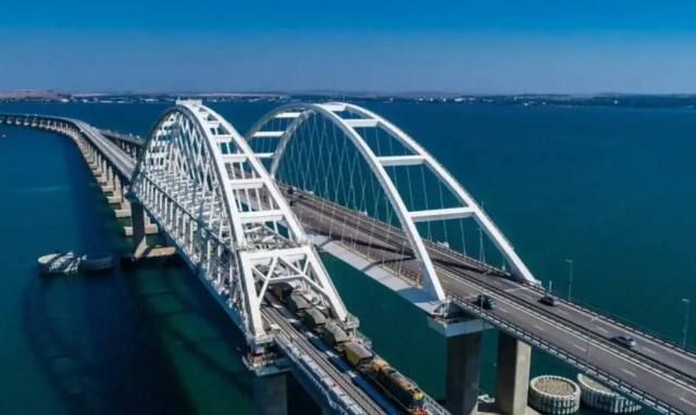 На Крымском мосту в сторону Краснодарского края образовалась очередь из почти 1,4 тысячи автомобилей