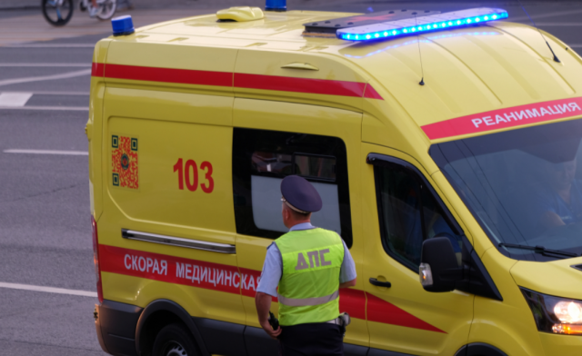 В Москве несколько человек пострадали в результате ДТП трактора и и скорой помощи