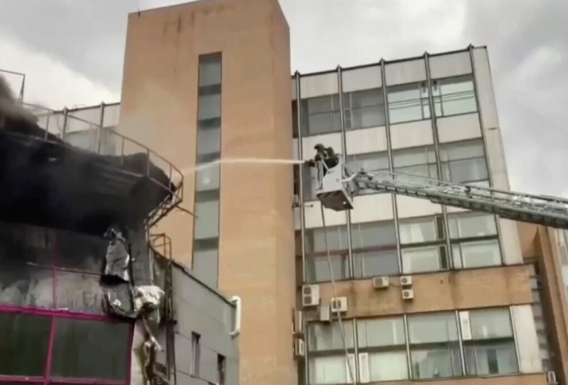 В Москве пожар уничтожил кровлю административного здания