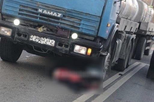 В Якутске грузовик, двигаясь задним ходом, насмерть сбил пожилую женщину