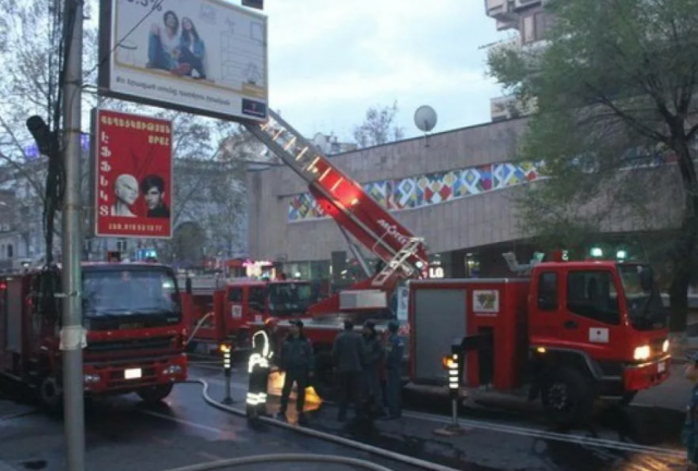 В центре Еревана вспыхнул пожар в трехэтажном здании