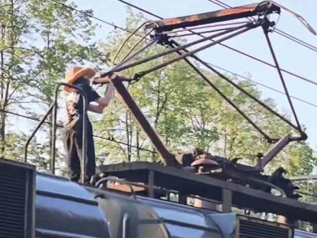 В Подмосковье двое зацеперов получили травмы во время поездки на крыше электрички