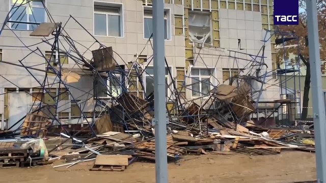 На юге Москвы при обрушении строительных лесов пострадали двое рабочих