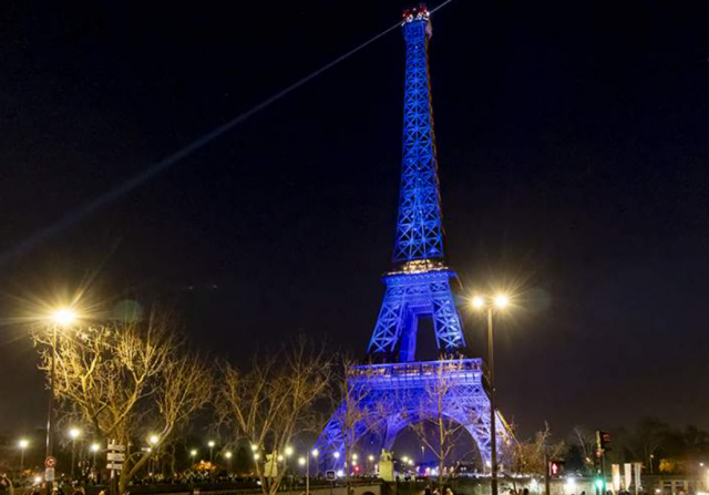 В Париже неизвестный мужчина сумел остаться на ночь на Эйфелевой башне, не привлекая внимания охраны