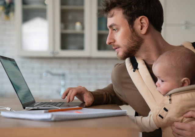 В Госдуме напомнили, что отпуск по уходу за ребенком могут оформить и другие родственники