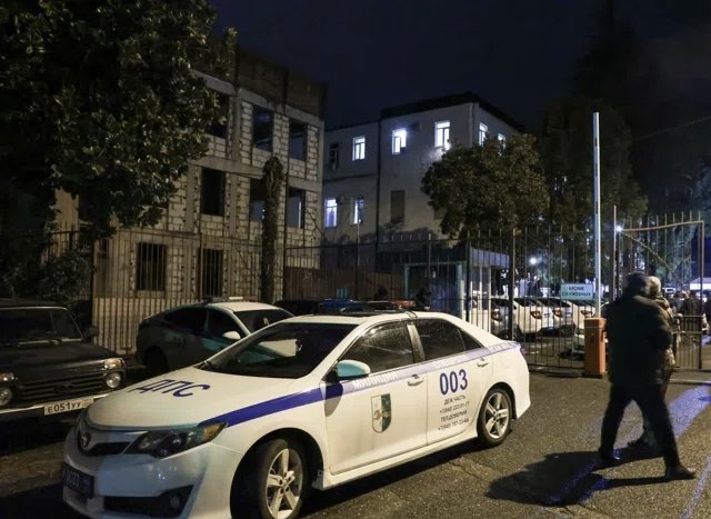 В Сухуме возбудили уголовное дело после стрельбы, в результате которой пострадали пять человек