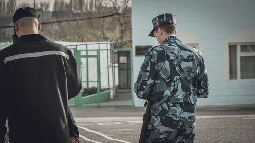 На Урале задержали водителя, пытавшегося въехать в колонию с оружием