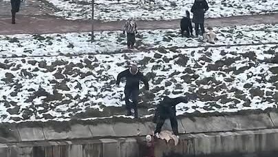 В Петербурге прохожая вытащила из водоканала упавшего ребенка