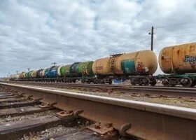 Возгорание цистерн с газовым конденсатом привело к задержке поездов в Свердловской области