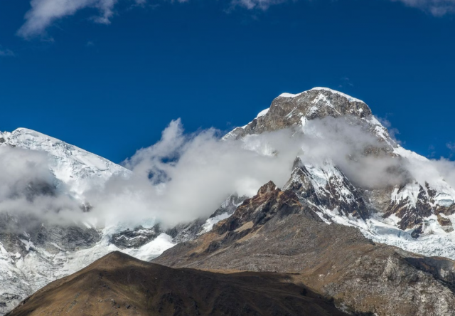 В Непале лавина унесла жизни семи альпинистов, еще четверо числятся пропавшими без вести
