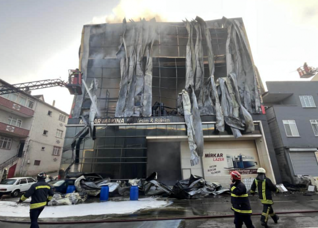 В Турции задержали 11 человек после пожара на фабрике, унесшего жизни шести человек