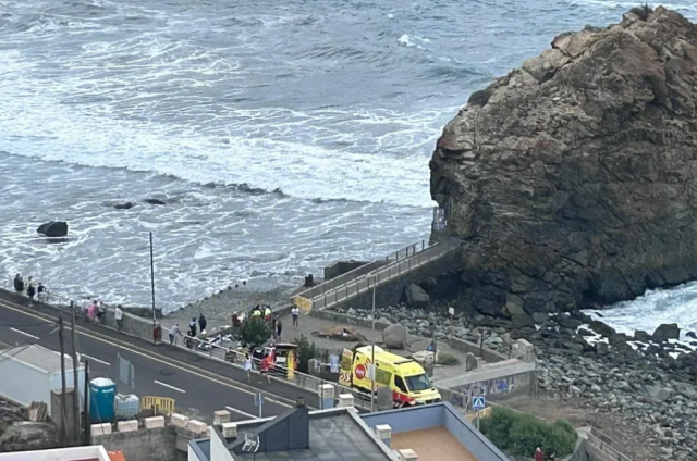 На Тенерифе гигантская волна смела туристов с пирса, три человека погибли