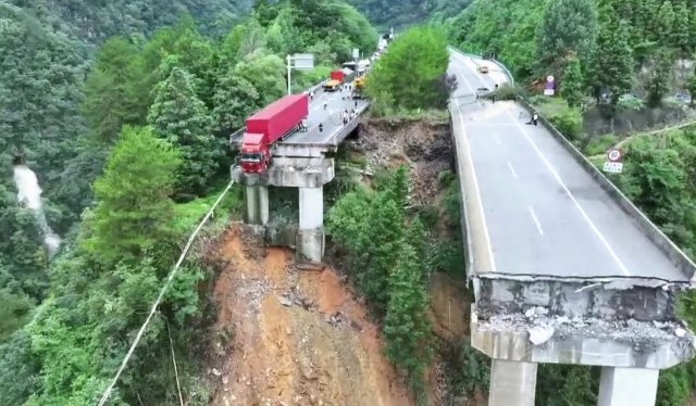 На юго-западе Китая частично обрушился мост из-за оползня