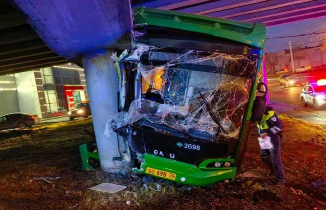 В Челябинске после ДТП с участием автобуса госпитализировали 12 человек