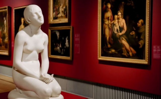 Эрмитаж добился удаления строительных объектов у Зимней канавки после инцидента в Лувре