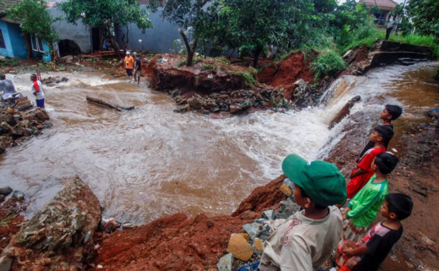 Число жертв наводнений в Индонезии достигло 1441 человека