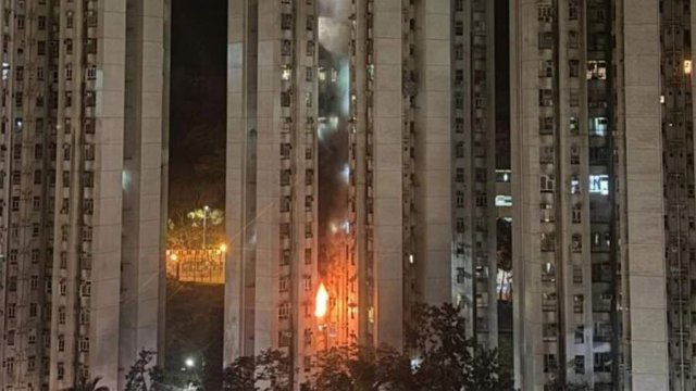 В Гонконге более 100 человек эвакуировали после пожара в жилом комплексе