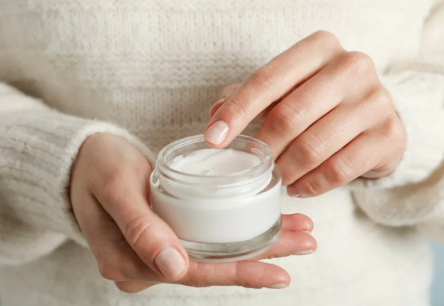 Дерматолог дала рекомендации по уходу за кожей рук в зимний период