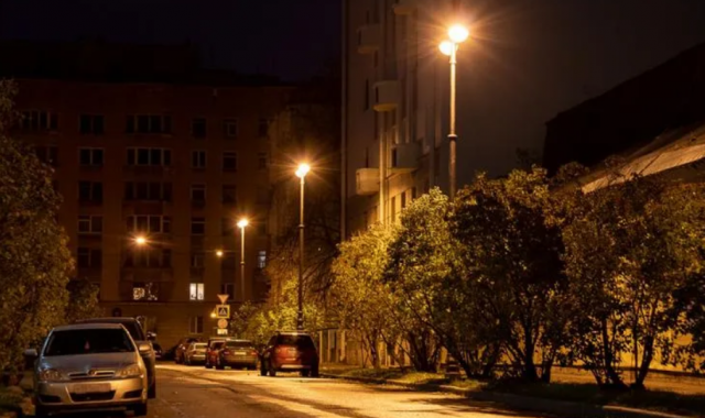 На Рощинской улице в Петербурге завершили установку новых фонарей