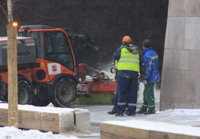 Власти Москвы приняли решение перевести все городские службы на непрерывный режим дежурства на время новогодних выходных