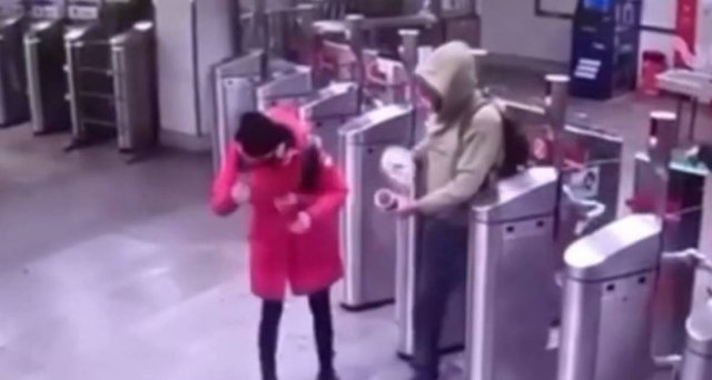 В московском метро задержали мужчину за нападение на пассажирку