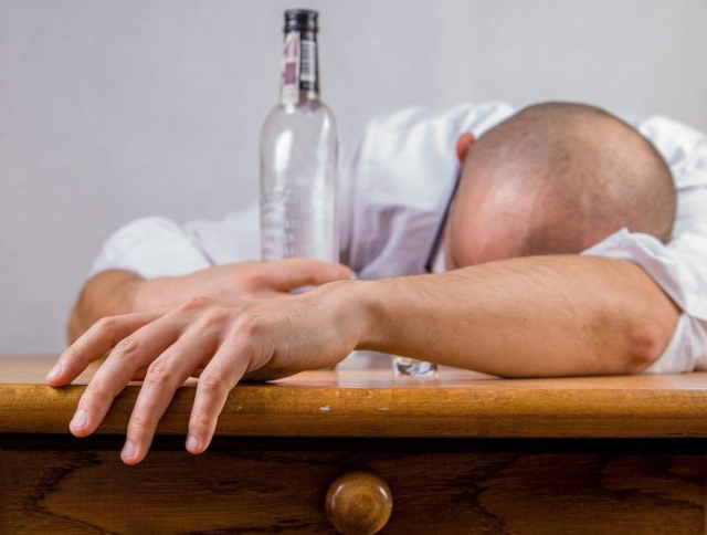 Гастроэнтеролог рассказала, какие продукты помогают облегчить похмелье