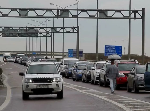 Перед Крымским мостом образовалась очередь из более чем тысячи автомобилей