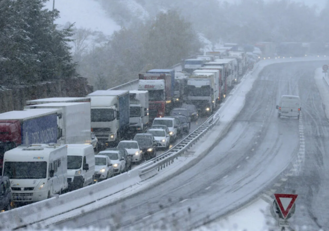 Непогода парализовала транспортную систему стран Европы