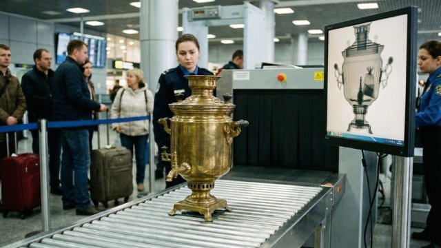 Гражданина Израиля не пропустили в Эстонию из-за самовара в багаже
