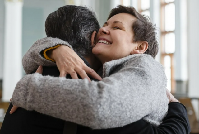 Психотерапевт объяснила, как объятия помогают сохранить психическое равновесие