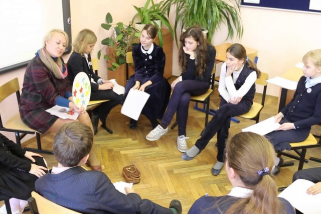 После инцидента с ножом в школе Кодинска с классом начнёт работать психолог